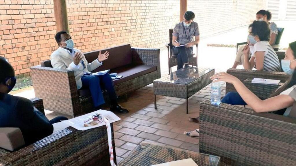 Le président du Club RFI Kampala est reçu par l'ambassadeur de France en Ouganda, Jules-Armand Aniambossou pour une séance de travail sur les actions du Club sur la Covid19 en Ouganda et sur la promotion de la francophonie.