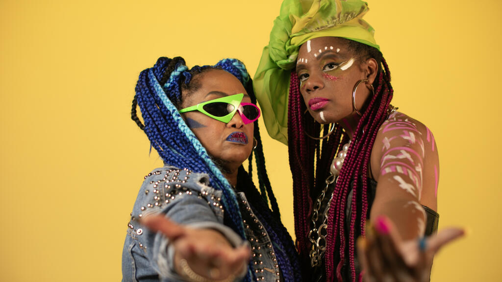 L'album «Hasta Cuándo» de Las Panteras sortira le 7 novembre 2025 chez Karu Prod / Absilone. Le duo afro-cubain se produira le soir même au Studio de l’Ermitage à Paris, dans le cadre du Festival Ville des Musiques du Monde, pour un concert de lancement qui s’annonce vibrant et engagé.