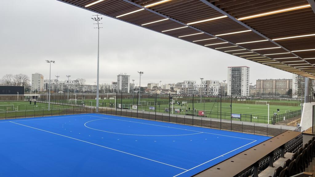 Estádio Ives-du-Manoir, no noroeste de Paris. O local que já serviu de palco para os Jogos Olímpicos de 1924 está pronto para os Jogos de Paris-2024. A entrega simbólica das chaves foi em 18 de dezembro de 2023. 