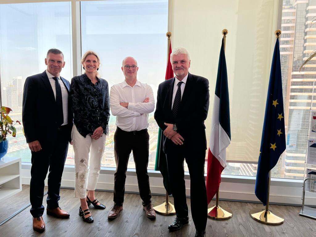 Axel Baroux (Business France), Valérie Hawley (SCAI Abu Dhabi) et Pascal Dufour (Digital Virgo) autour de Bruno Faure (RFI) dans les locaux de Business France à Dubaï (Emirats arabes unis)
