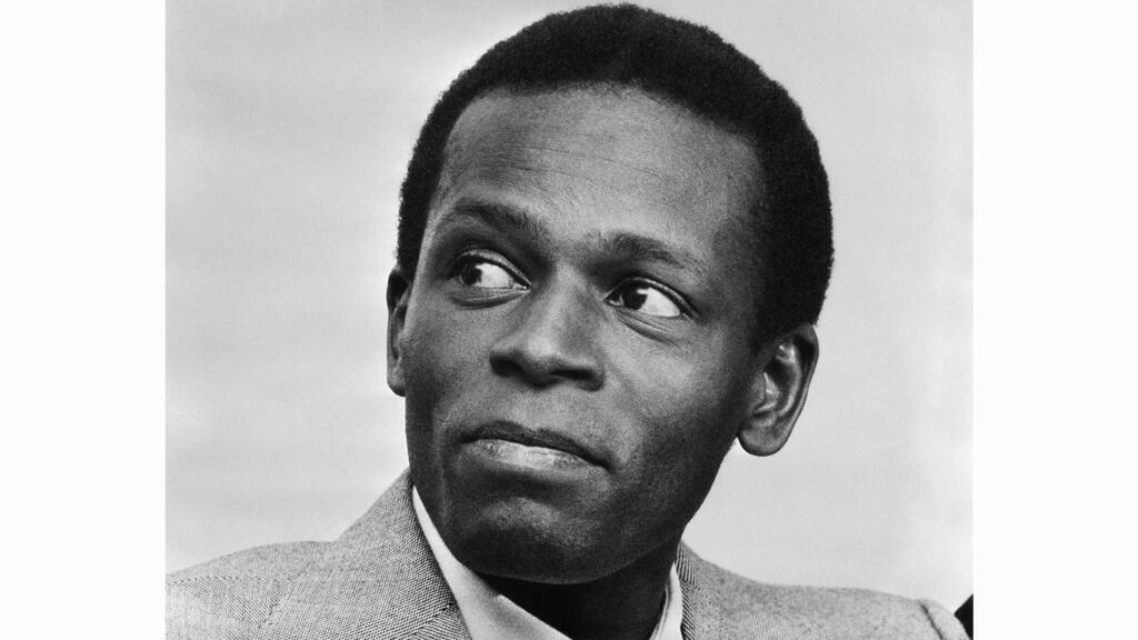 Photo prise dans les années 70 montrant le ministre angolais des Affaires étrangères, José Eduardo dos Santos.