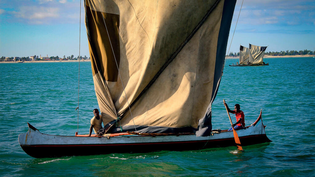 Les Vézos de Madagascar sont parmi les derniers nomades des mers au monde. Ici, à bord de leur laka, une pirogue à balancier à la voile carrée.