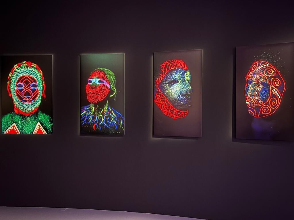 Obras de Paulo Desana, na mostra "Amazônia", no Museu do Quai Branly, em Paris, em 29 de setembro de 2025.