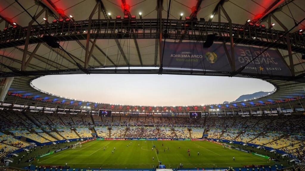 Un stade vide au Brésil.
