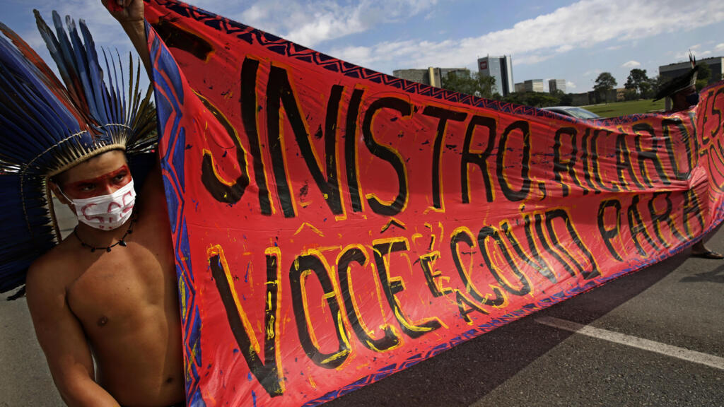 Indígenas fazem protesto contra o governo federal em Brasília, no Dia do Índio (19/04/2021).