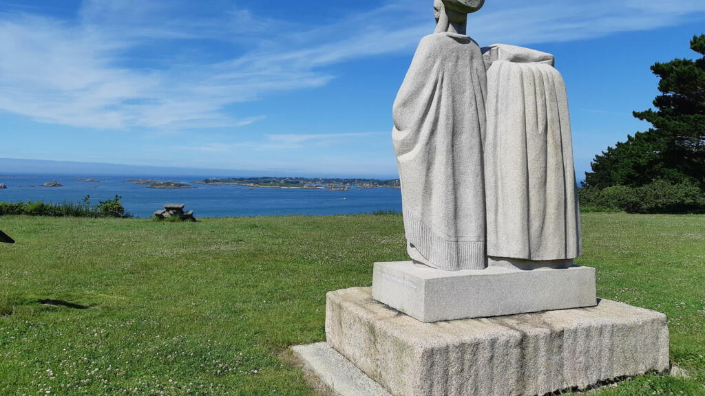 Statue Veuves d’Islandais, 2017, sculptée par Charly Sallé, à Lann Vraz (Côtes-d’Armor) sur le GR34. Elle représente Gaud Mével et sa grand-mère Moan, héroïnes du roman «Pêcheurs
D’Islande» de Pierre Loti (1886). Avec au large l’archipel de Bréhat.