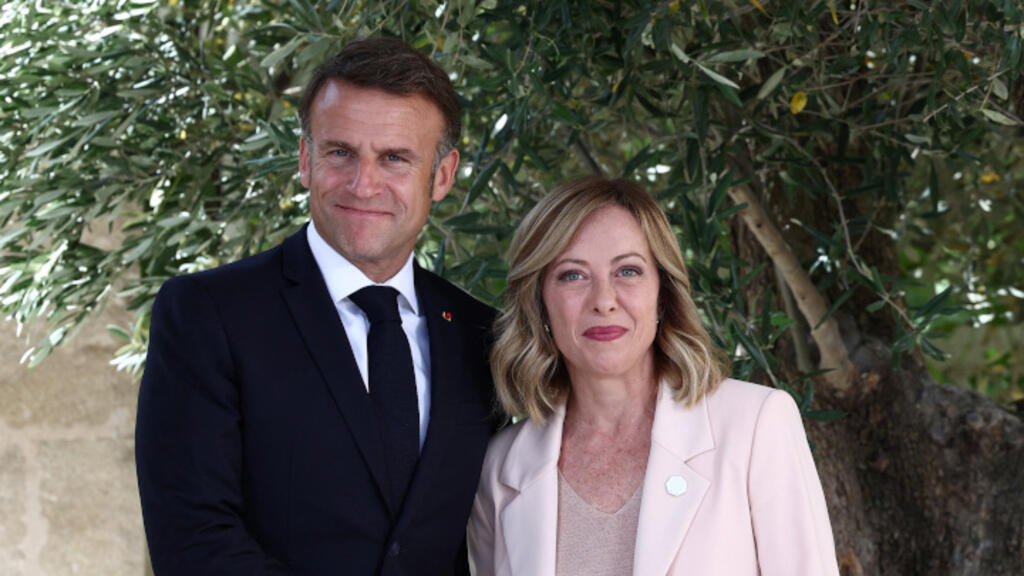 Le président français Emmanuel Macron est accueilli par la Première ministre italienne Giorgia Meloni le premier jour du sommet du G7, à la station balnéaire de Borgo Egnazia, à Savelletri, en Italie, le 13 juin 2024.