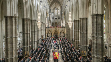 Le roi Charles III, Camilla, la reine consort et les membres de la famille royale suivent le cercueil de la reine Elizabeth II, drapé dans l'étendard royal avec la couronne impériale, l'orbe et le sceptre du souverain, symboles de la monarchie britannique. Plus de 2 000 personnes étaient attendues à l’abbaye de Westminster.