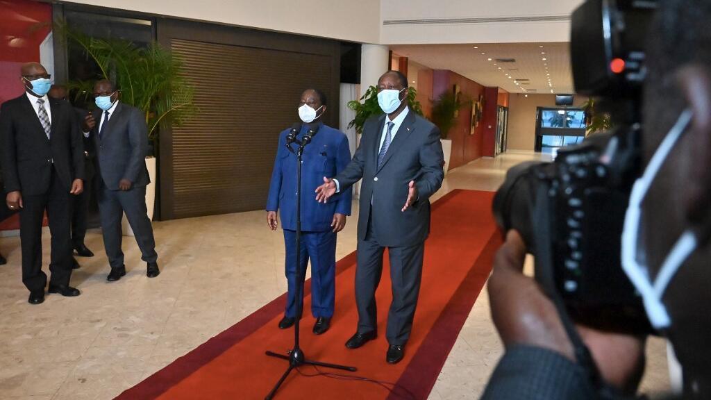 Le président ivoirien Alassane Ouattara (à droite) et Henri Konan Bédié (à gauche), le 11 novembre 2020.