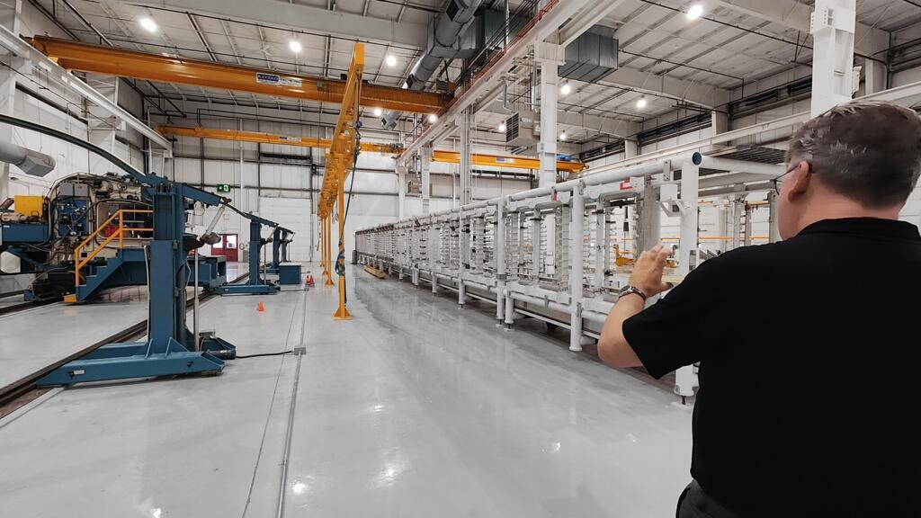 Gerry Kelly fait visiter le hangar qui assemblera le nouveau Canadair, le DHC-515, le 24 août 2023 à Calgary.