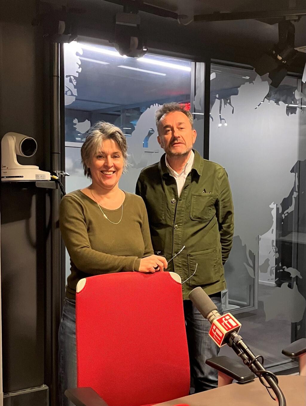 Les éditeurs Stéfanie Delestré et Pierre Fourniaud en studio à RFI (décembre 2023) invités de Catherine Fruchon-Toussaint dans "Café Polar"