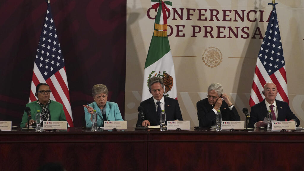 Blinken disse que o governo americano quer tomar ações coordenadas para estabilizar os "fluxos, expandir as rotas regulares e administrar humanamente as fronteiras” e que “as repatriações são peças-chave para esta abordagem”.
