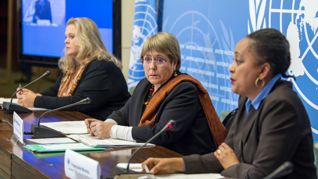 Françoise Mianda, (à droite), Michelle Bachelet (au centre) et Maarit Kohonen Sheriff (à gauche), le 3 novembre 2021, au siège de l'ONU, à Genève, lors d'une conférence de presse pour présenter le rapport de l'ONU sur le conflit au Tigré.