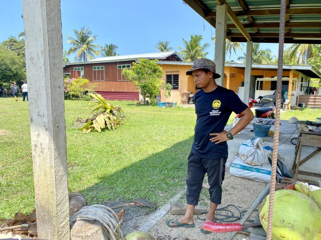 Le fils de Rokamar à l'atelier de construction derrière leur maison. Tout sera bientôt rasé