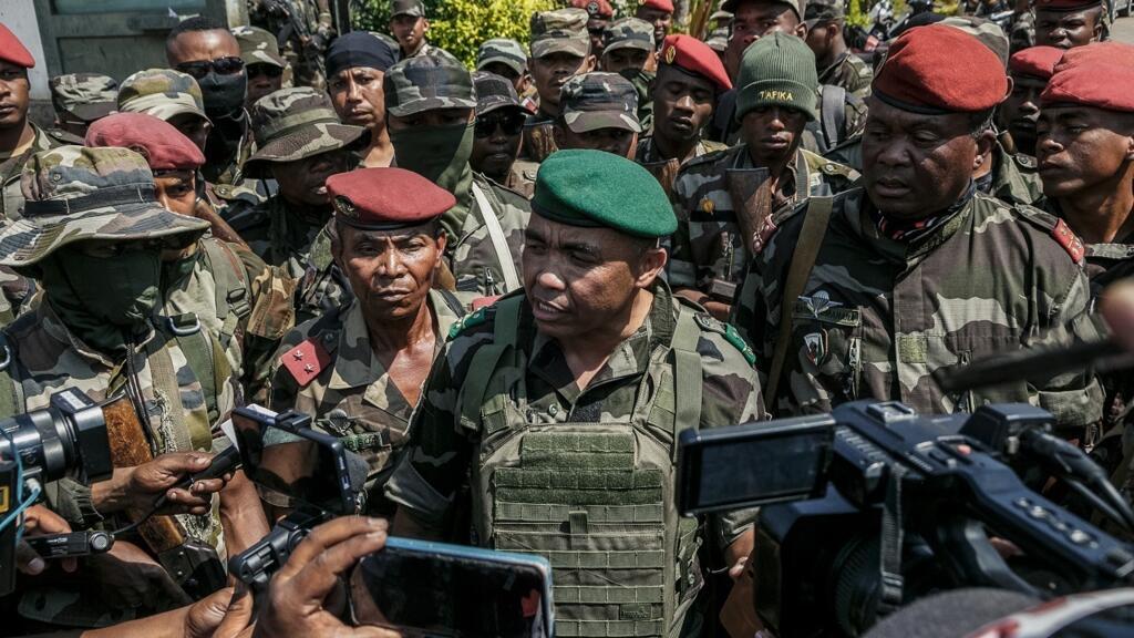 Des membres d'un contingent de militaires malgaches s'adressent aux médias près de leur camp à Antananarivo, en marge de manifestations d'ampleur dans la capitale samedi 11 octobre 2025.