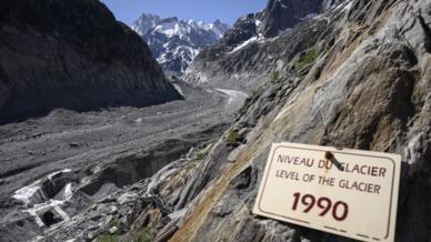 Un panneau indiquant le niveau de la Mer de Glace en 1990, le glacier qui surplombe Chamonix en France.