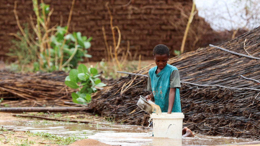 Un enfant soudanais déplacé verse de l'eau dans le camp de Zamzam, au Nord Darfour, au Soudan, le 1ᵉʳ août 2024.