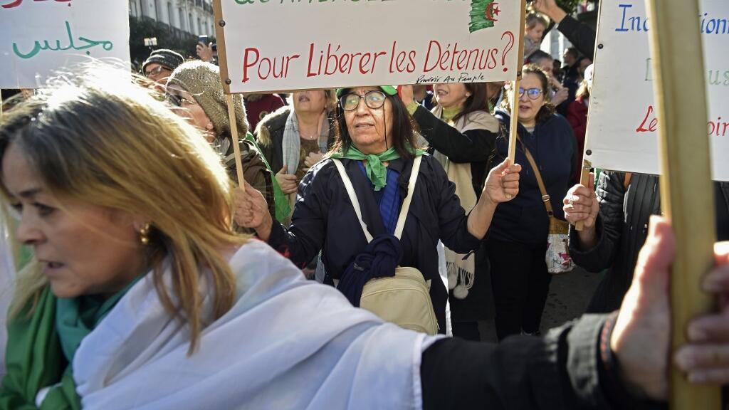 De nombreux manifestants algériens demandent toujours la libération des personnes arrêtées lors de manifestations pacifiques du mouvement du Hirak, le vendredi 17 janvier 2020.