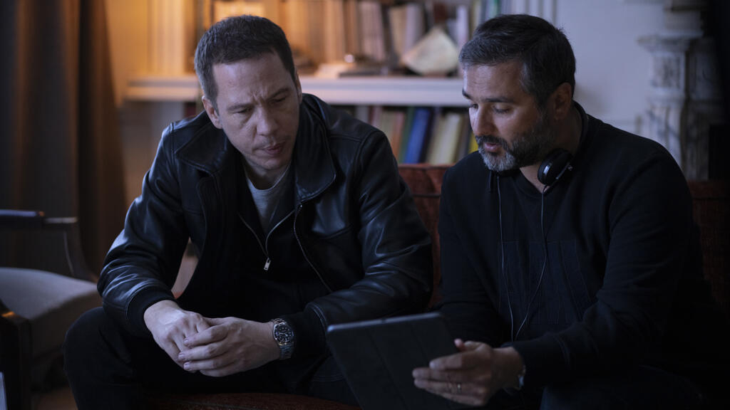 Reda Kateb dans la série "En thérapie", pendant le tournage.