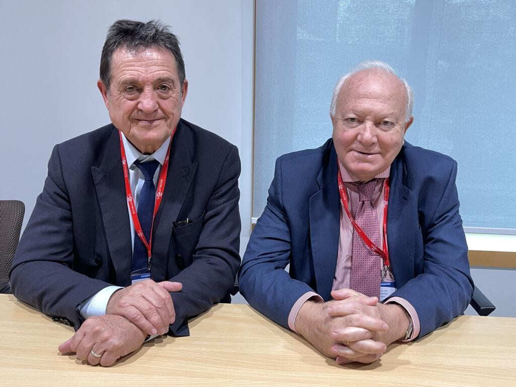 Gilles Poux, prefeito de La Courneuve (esquerda) e Miguel Ángel Moratinos, secretario-geral Adjunto das Nações Unidas e Alto Representante (UNAOC)