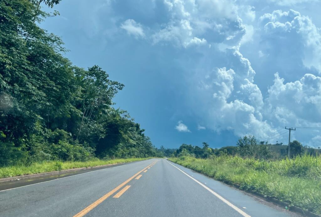 Do lado direito, área desmatada no leste do Pará, nas proximidades de Novo Repartimento. À esquerda, Terra Indígena Parakanã, preservada.