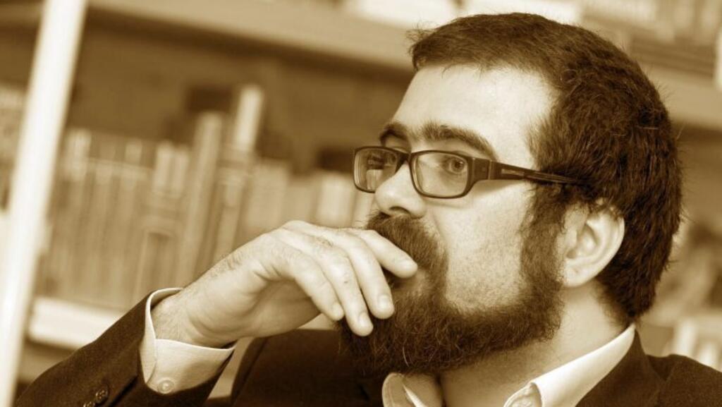 Cosmin Ungureanu este curator de artă europeană, specializat în istoria şi teoria artei şi arhitecturii europene (secolele XV-XVIII), expert acreditat în pictură şi grafică europeană.