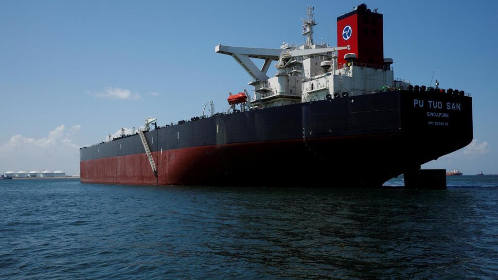 Une vue du supertanker Pu Tuo San du courtier pétrolier Hin Leong, au large de l'île de Jurong à Singapour.