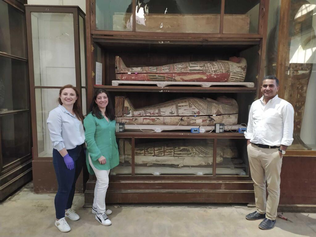 Sur cette photo non datée fournie par Ahmed Abdellah, de gauche à droite, Emma Paolin, doctorante à l'université de Ljubljana, Cecilia Bembibre, maître de conférences à l'University College London, le prof. Abdelrazek Elnaggar, membre de l'équipe de recherche du musée égyptien du Caire, posent pour une photo avec une sélection de corps momifiés.