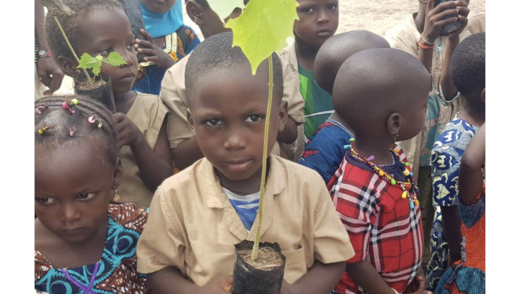 Dans le village d’Ocha près de Dassa Zoume, au Bénin, les enfants de l'école ont chacun planté un arbre à leur nom.