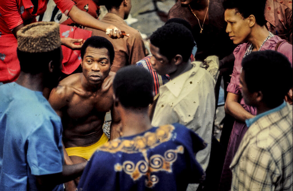 Fela et JK Brimah, de dos, au Shrine.