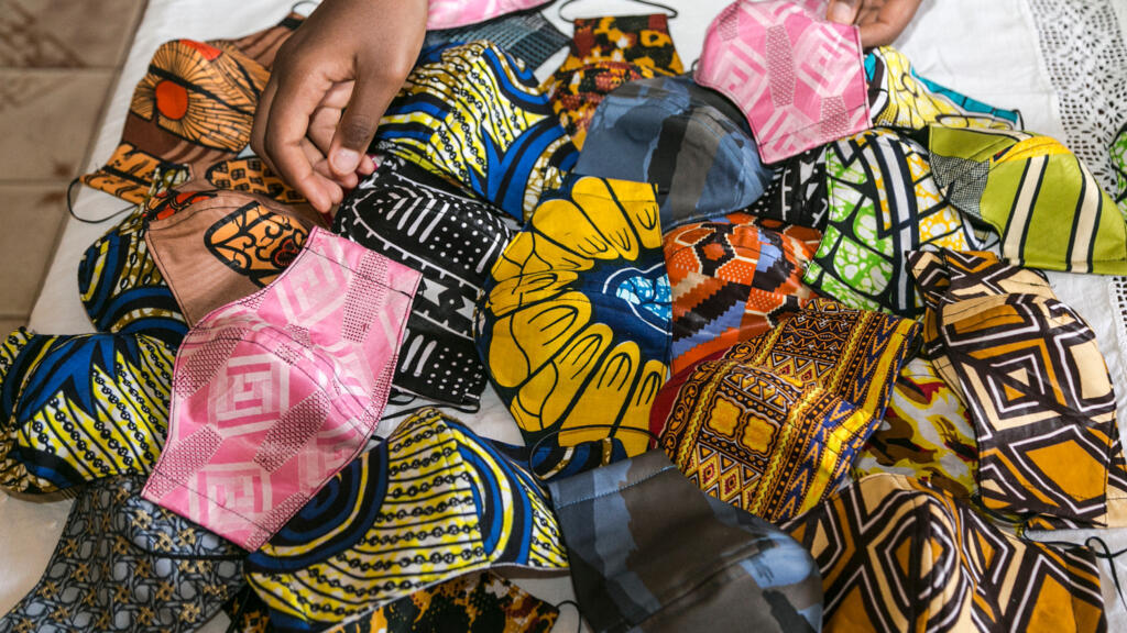 Fabriquer des masques, une "réponse sociale" selon l'artisan congolais Hyppolite Diayoka (image d'illustration).