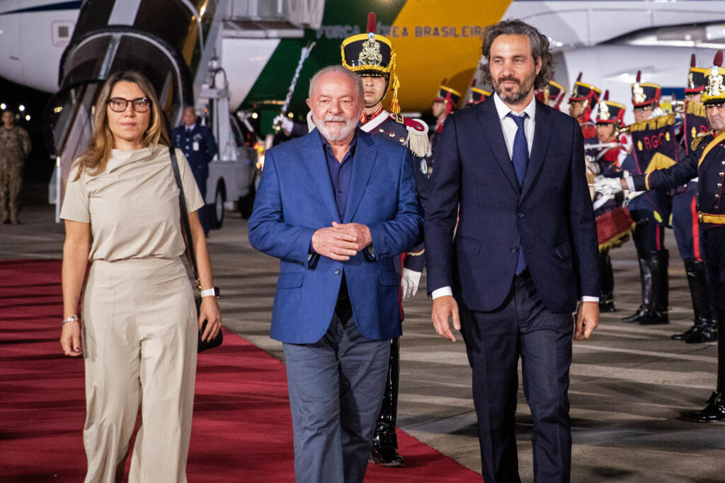 Lula chegou a Buenos Aires no domingo, 22 de janeiro de 2023, para se reunir com o presidente argentino Alberto Fernández e participar da Cúpula da Celac. Na foto, com sua mulher Rosangela "Janja" da Silva e o chanceler argentino, Santiago Cafiero.