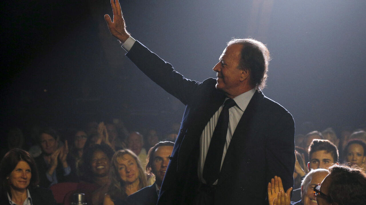 Julio Iglesias : Thần tượng nhạc nhẹ một thời bị cáo buộc tấn công tình dục  - RFI