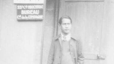 Một nhân viên văn phòng người Việt thuộc đội 23 sau giờ làm việc. Bưu thiếp trong bộ sưu tập của Jacques Lemaire, Saint-Chamas, Pháp.