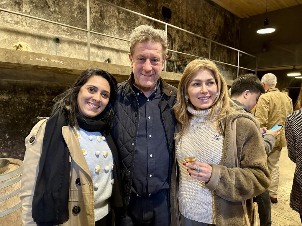 A mestre cavista Marina Giuberti (à direita) ao lado do renomado viticultor francês Anselme Selosse, da Domaine Jacques Selosse, e a sommelier carioca Juliana Dias (à esquerda), durante degustação de champanhes da Jacques Selosse, em Avize, na França.