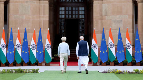 2025年2月28日，歐盟委員會主席馮德萊恩與印度總理莫迪在印度新德裏海德拉巴宮會晤前合影後步出。