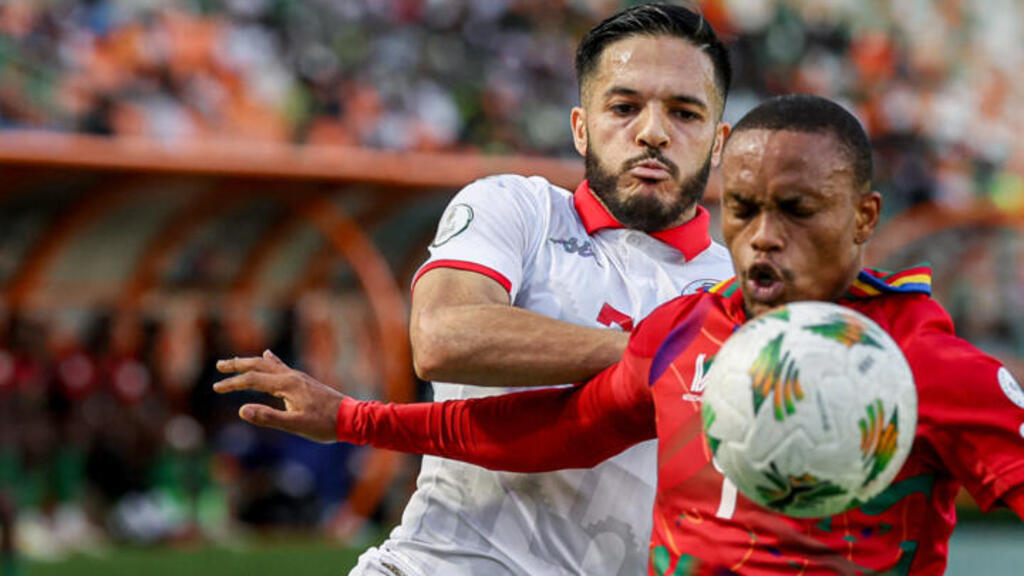 Le défenseur tunisien Wajdi Kechrida se bat pour le ballon avec le défenseur namibien Riaan Hanamub lors du match de football du groupe E de la Coupe d'Afrique des Nations (CAN) 2024 entre la Tunisie et la Namibie au stade Amadou Gon Coulibaly à Korhogo le 16 janvier 2024.