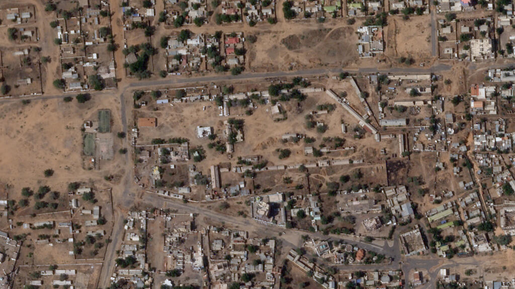 Sur cette photo satellite fournie par Planet Labs PBC, la zone autour du quartier général de la 6e division de l'armée soudanaise à El-Fasher, au Soudan, est visible le dimanche 26 octobre 2025.