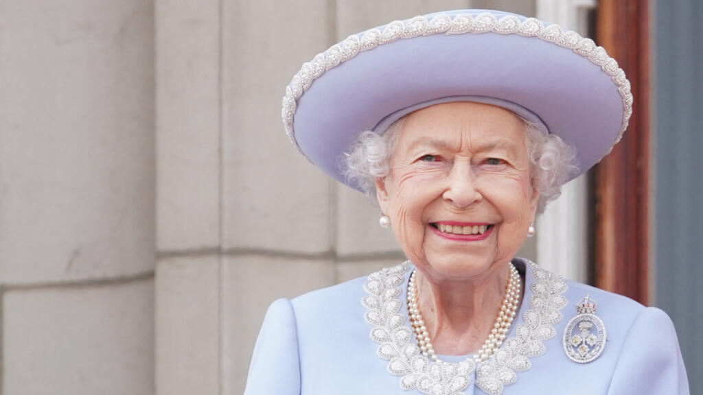 La reine Elizabeth II au balcon de Buckingham Palace à l'occasion des célébrations de son Jubilé de platine, à Londres, le 2 juin 2022.