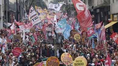 L'ancien président brésilien Lula salue ses partisans lors d'un meeting de campagne la veille des élections, à Sao Paulo, le 1er octobre 2022.