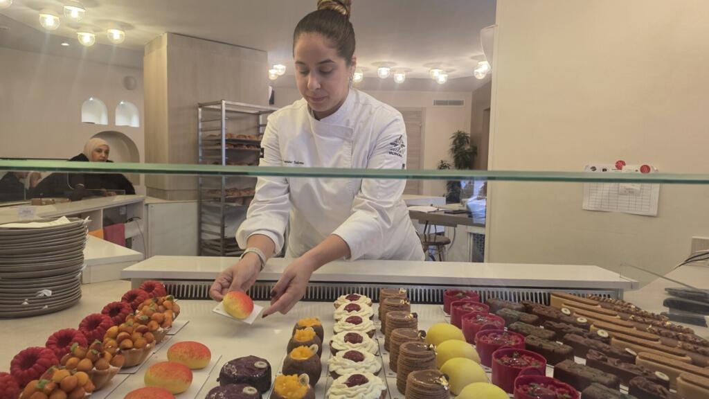 Salma Langar dans sa pâtisserie Boulevard des capucines.