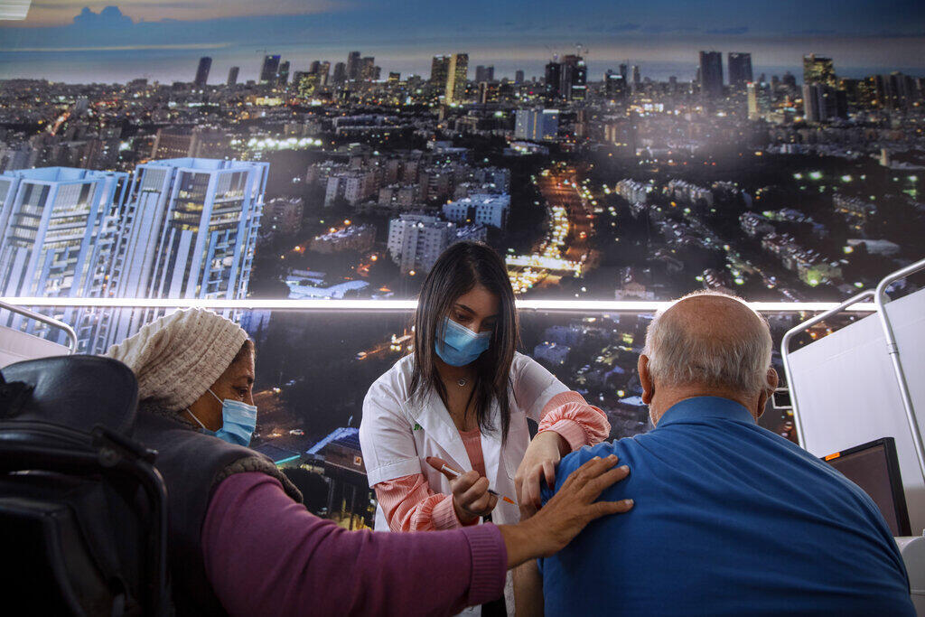 Desde o lançamento das vacinas há um mês, mais de 2,5 milhões de habitantes em Israel, de um total de nove milhões, já foram vacinados, disse o Ministério da Saúde.