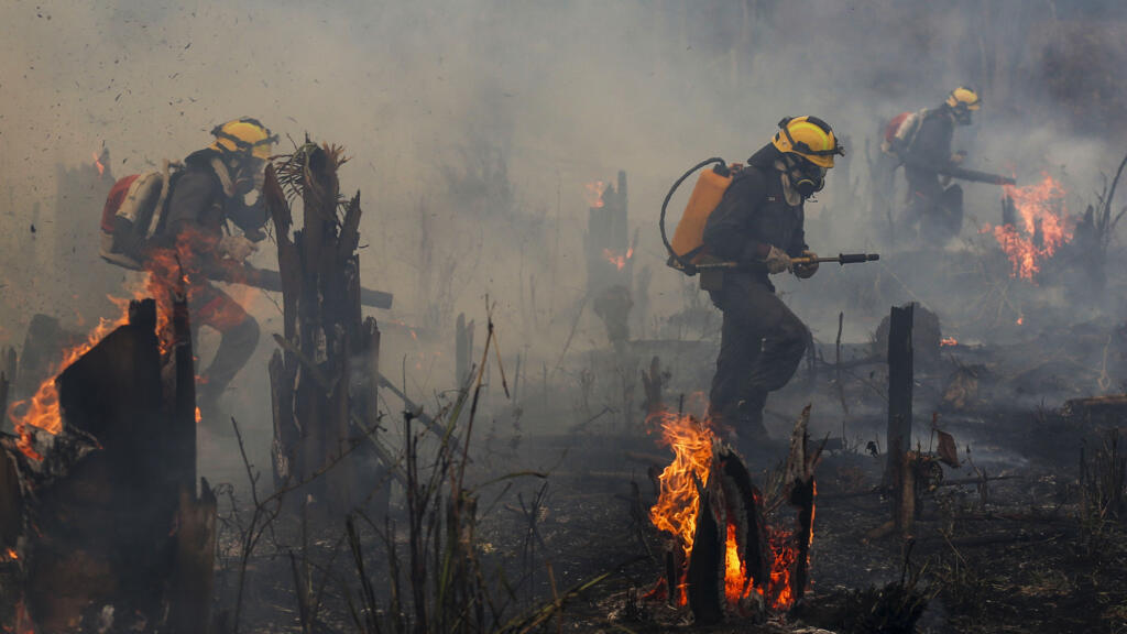 Bombeiros e voluntários combatem um incêndio na floresta em Apuí, no sul do Amazonas, em 21 de setembro de 2022.