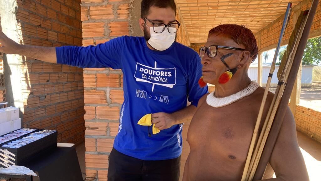 Os médicos da ONG "Doutores da Amazônia" levam atendimento médico para dentro das aldeias do parque indígena do Xingu (MT)