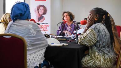 photo de l'émission 7 milliards de voisins consacrée aux droits des femmes en Mauritanie et enregistrée à Nouakchott avec de dos Kadiata Malick Diallo et à droite Dieynaba Ndiom