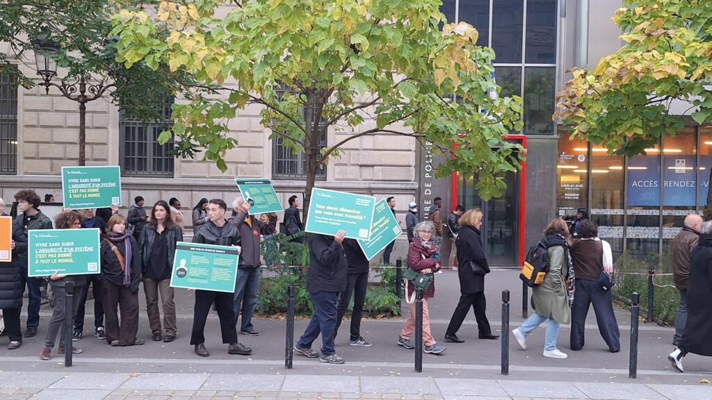 Des bénévoles de la Cimade devant la préfecture de police de Paris, le 16 octobre 2025.