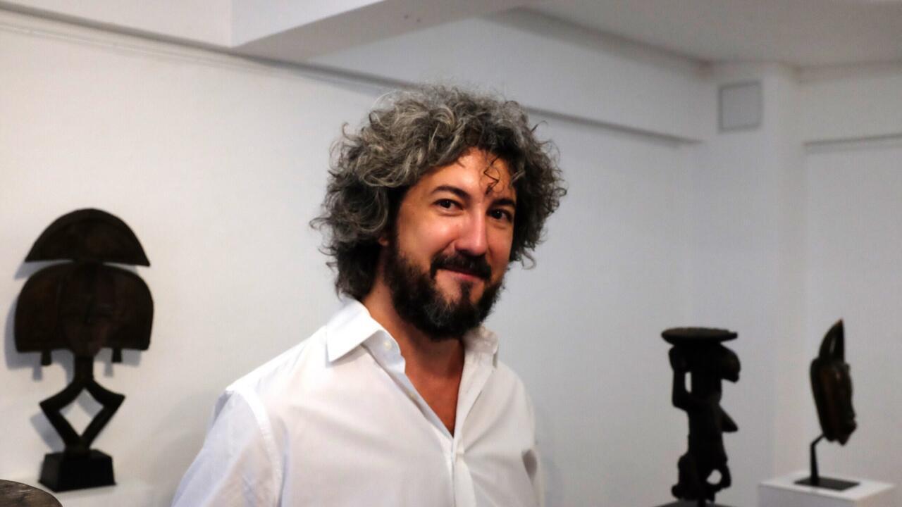 Parcours des mondes 2025: le galeriste Ciprian Ilie entre masques Lega et football anglais