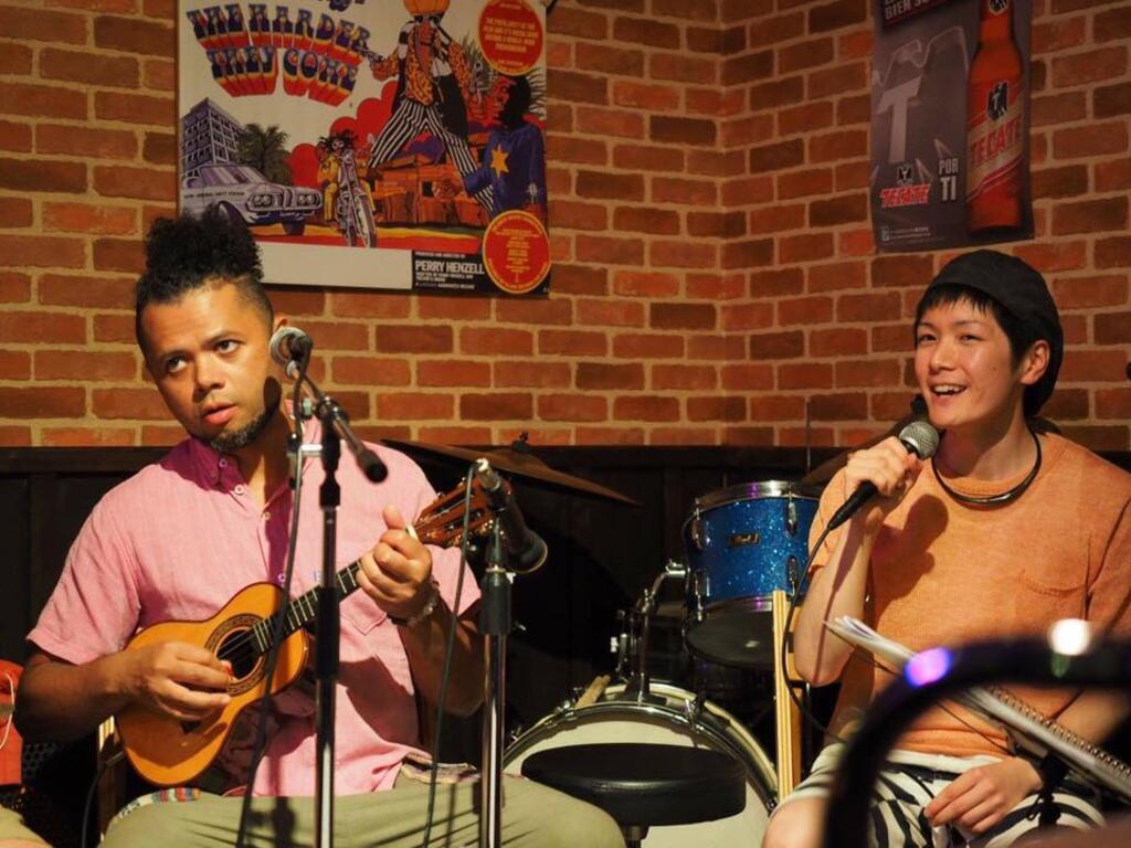 Trazendo um cavaquinho na bagagem, o brasileiro buscou refúgio na música para matar as saudades do Brasil, movido pelas lembranças de infância de festa e roda de samba do pai, que desde cedo lhe incentivou a se aventurar nos instrumentos de percussão.