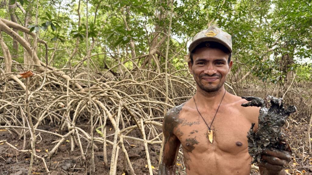 Como metade da população da Vila dos Pesqueiros, Lucas sobrevive da pesca e da coleta de caranguejos no manguezal.