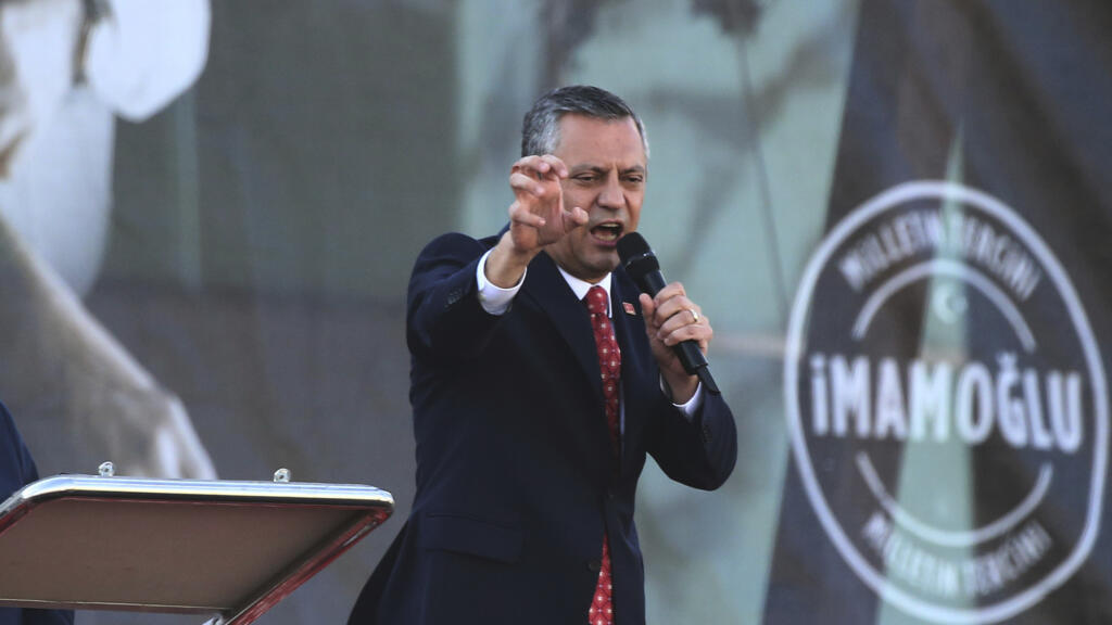 Ozgur Ozel, le chef du Parti républicain du peuple (CHP), prononce un discours lors d'un rassemblement de son parti, à Ankara en Turquie, le dimanche 6 avril 2025.